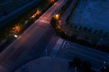 Gece vakti sokak ışıklarıyla karşıdan karşıya geçmek