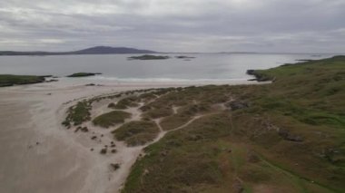 Saklı Vadi 'nin kıyı şeridinde uçan 4K' lık muhteşem hava videosu Killary Limanı ve Mweelrea dağ sırtı etekleri, Mayo, İrlanda