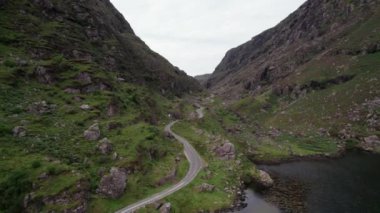 Dunloe Dağı Geçidi ve Vadisi 'nin üzerinde göller ve muhteşem çevresiyle, Kerry dağları, Killarney, İrlanda