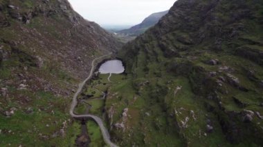 Dunloe Dağı Geçidi ve Vadisi 'nin üzerinde göller ve muhteşem çevresiyle, Kerry dağları, Killarney, İrlanda