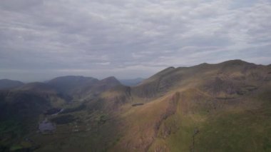 Kara Vadi ve Dunloe Geçidi 'nin üzerinde uçuşun 4K görüntüsü, çevresindeki dağlar, göller ve inanılmaz doğa, Kerry dağları, Killarney, İrlanda