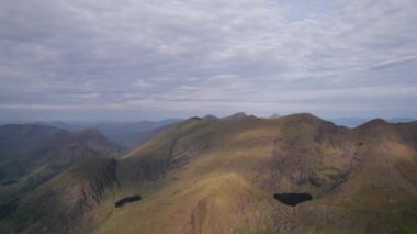 Kara Vadi ve Dunloe Geçidi 'nin üzerinde uçuşun 4K görüntüsü, çevresindeki dağlar, göller ve inanılmaz doğa, Kerry dağları, Killarney, İrlanda