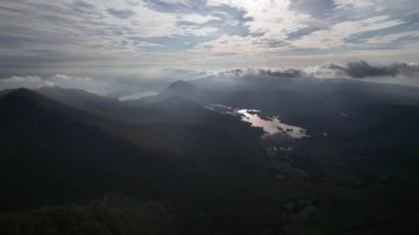 Kara Vadi ve Dunloe Geçidi 'nin üzerinde uçuşun 4K görüntüsü, çevresindeki dağlar, göller ve inanılmaz doğa, Kerry dağları, Killarney, İrlanda