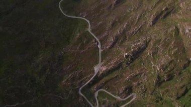 Kara Vadi ve Dunloe Geçidi 'nin üzerinde uçuşun 4K görüntüsü, çevresindeki dağlar, göller ve inanılmaz doğa, Kerry dağları, Killarney, İrlanda