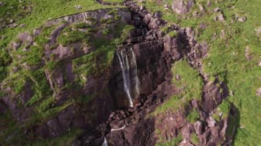 Kerry Dağları, Killarney, Kerry, İrlanda 'daki gizli bir şelalenin üzerinde uçan 4K hava görüntüsü