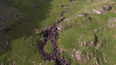 Kerry Dağları, Killarney, Kerry, İrlanda 'daki gizli bir şelalenin üzerinde uçan 4K hava görüntüsü