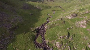 Kerry Dağları, Killarney, Kerry, İrlanda 'daki gizli bir şelalenin üzerinde uçan 4K hava görüntüsü