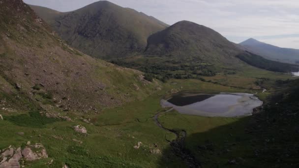 Scenic Luchtbeelden Van Vliegen Boven Pittoreske Bergvallei Kerry Mountains Killarney — Stockvideo