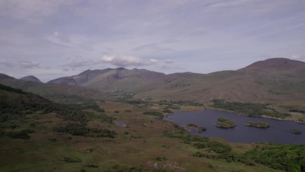 Picturesque Aerial Footage Flying Kerry Mountain Lands Killarney Upper Lake — Stock Video
