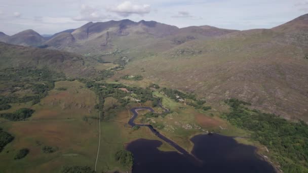 Imágenes Aéreas Pintorescas Volando Sobre Las Tierras Montañosas Kerry Lago — Vídeo de stock