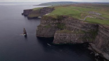 Moher ve Atlantik Okyanusu kıyı şeridi, Lahinch, Clare, İrlanda 'nın manzaralı uçurumları üzerinde uçan 4K' lık muhteşem hava görüntüleri