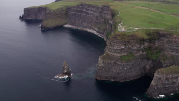 Spektakulære Flyfoto Fly Naturskjønne Klippene Ved Moher Kystlinjen Atlanterhavet Lahinch – stockvideo
