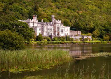 Connemara dağlarındaki güzel Kylemore Abbey Gölü, Galway, İrlanda