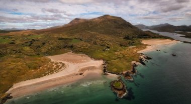 Mweelrea Dağları manzaralı Kayıp Vadi Plajı ve Killary Limanı, Co. Mayo, İrlanda