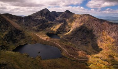 Dağ nehrinin güzel manzarası