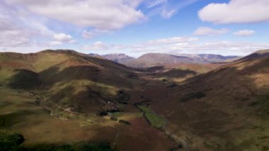 Büyüleyici 4K uçuş videosu. Resimli dağ ormanları, Connemara, Galway, İrlanda