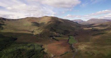 Büyüleyici 4K uçuş videosu. Resimli dağ ormanları, Connemara, Galway, İrlanda