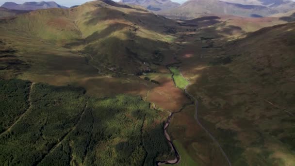 Impresionante Video Aéreo Volar Sobre Pintorescos Bosques Montaña Connemara Galway — Vídeos de Stock