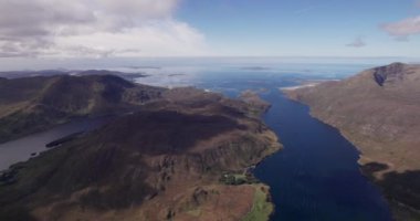 Atlantik Okyanusu, Connemara, Galway, İrlanda yakınlarındaki Killary Harbour (İrlanda 'daki tek fiyort) üzerinde uçan 4K özel hava görüntüsü