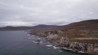 Görkemli Atlantik Okyanusu kıyılarında sinematik hareketli muhteşem 4K uçuş videosu, Beyaz Ashleam Kayalıkları, Achill Adası, Mayo, İrlanda