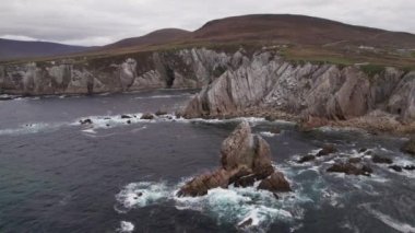 Görkemli Atlantik Okyanusu kıyılarında sinematik hareketli muhteşem 4K uçuş videosu, Beyaz Ashleam Kayalıkları, Achill Adası, Mayo, İrlanda