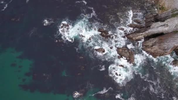 Espetacular Vídeo Aéreo Sobrevoando Grandiosos Pitorescos Penhascos Costeiros Oceano Atlântico — Vídeo de Stock