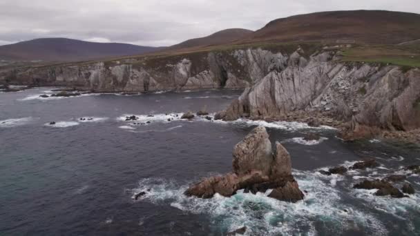 爱尔兰梅奥Achill岛Ashleam的白色悬崖 在宏伟而风景如画的大西洋海岸悬崖峭壁上飞行的令人叹为观止的4K航拍 — 图库视频影像