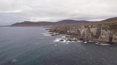 Görkemli Atlantik Okyanusu kıyılarında sinematik hareketli muhteşem 4K uçuş videosu, Beyaz Ashleam Kayalıkları, Achill Adası, Mayo, İrlanda