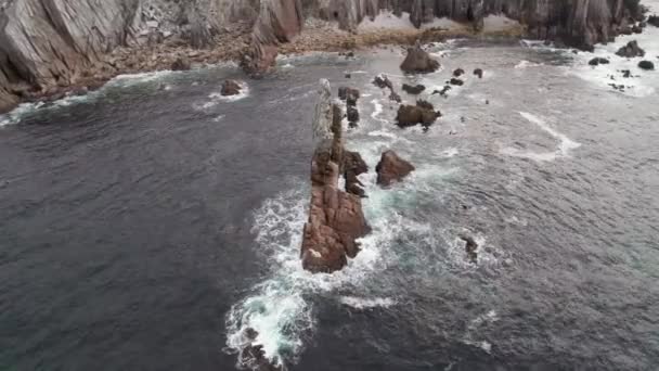Görkemli Atlantik Okyanusu Kıyılarında Sinematik Hareketli Muhteşem Uçuş Videosu Beyaz — Stok video