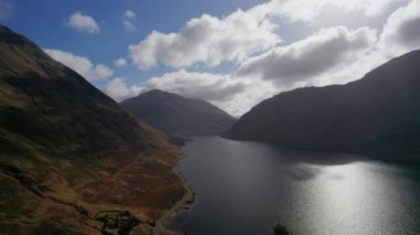 Göllü ve manzaralı dağlık vadide uçarken çekilmiş renkli 4K hava videosu, Doo Valley, Mayo, İrlanda