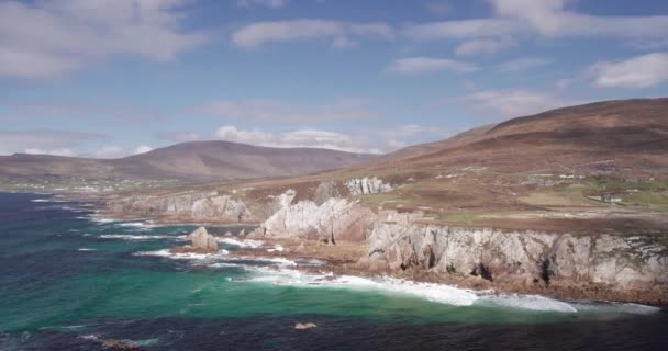 爱尔兰梅奥Achill岛Ashleam的白色悬崖 美丽迷人的4K航拍视频 在风景如画的 风景秀丽的大西洋海面上飞行 — 图库视频影像