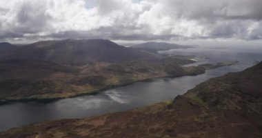 Sahne 4K uçuş videosu. Resimli dağ arazileri ve derin Atlantik Okyanusu fiyortu, Killary Limanı, Connemara, Galway, İrlanda