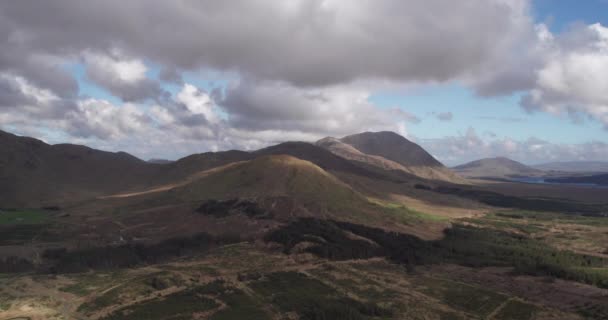 風光明媚な山や山の土地の上を飛ぶの4K空中ビデオを息をのむような光の条件で日没 Connemara ゴールウェイ アイルランド — ストック動画