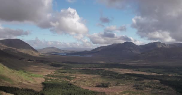 在爱尔兰高威的Connemara拍摄的令人叹为观止的4K航拍视频 拍摄的是日落时分在风景秀丽的高山和山地上空飞行的情景 — 图库视频影像