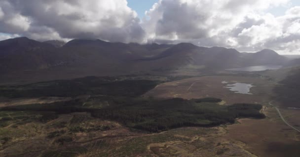 Atemberaubendes Luftbild Vom Fliegen Über Malerischen Bergen Und Berglandschaften Bei — Stockvideo