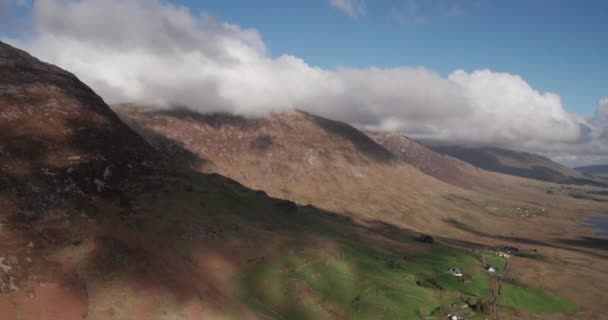 Adembenemende Luchtfoto Van Vliegen Boven Schilderachtige Bergen Berglanden Bij Zonsondergang — Stockvideo