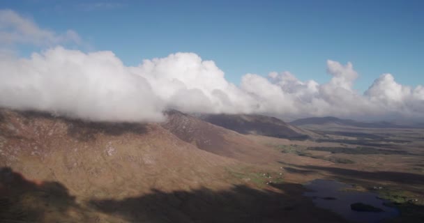 Adembenemende Luchtfoto Van Vliegen Boven Schilderachtige Bergen Berglanden Bij Zonsondergang — Stockvideo