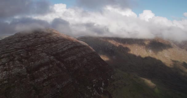 Dramatisches Luftbild Vom Fliegen Der Nähe Der Malerischen Berghänge Knapp — Stockvideo