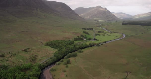 爱尔兰梅奥 埃里夫 美丽的环境 在风景如画的山地上空飞行的壮观的4K航拍视频 — 图库视频影像