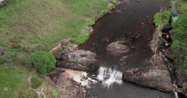 Escénica Video Aéreo Volar Sobre Espectacular Cascada Alrededor Los Bosques — Vídeos de Stock