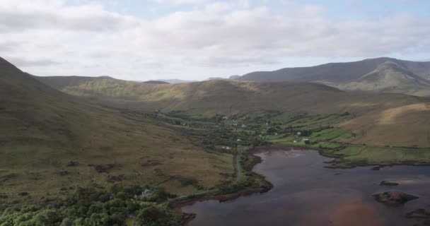 场景4K空中视频 在壮观的瀑布之上和高山林地周围飞行 Aasleagh Falls Erriff Mayo 爱尔兰 — 图库视频影像