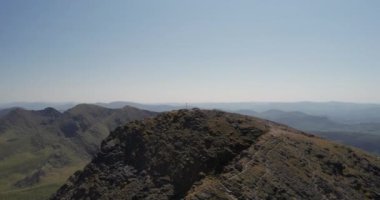 İrlanda 'nın en yüksek dağının etrafında uçuşun nefes kesici 4K hava görüntüsü - Carrauntoohil, etrafındaki manzaralı çevre, McGillycuddy Reeks, Killarney, Kerry, İrlanda