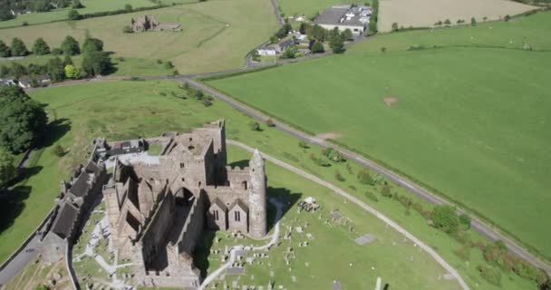 令人惊奇的4K空中视频 在美丽的周围环境下在壮观的中世纪城堡上空飞行 爱尔兰提伯瑞 卡谢尔岩石 — 图库视频影像