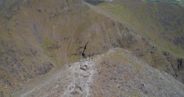 Adembenemende Luchtfoto Van Vliegen Rond Hoogste Berg Van Ierland Carrauntoohil — Stockvideo