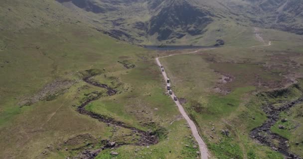 Vidéo Aérienne Panoramique Survolant Convoi Sauvetage Montagne Traversant Terrain Montagneux — Video