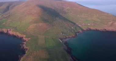 Gün batımında Atlantik Okyanusu 'nun üzerinde uçan Slea Head, Dingle Yarımadası, Kerry, İrlanda