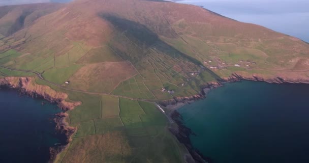 Spectaculaire Luchtfoto Van Vliegen Boven Schilderachtige Atlantische Kust Bij Zonsondergang — Stockvideo