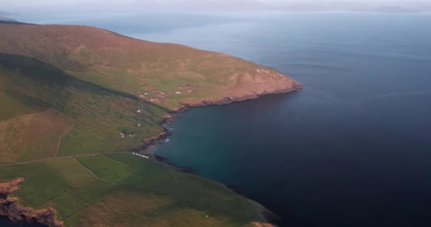 爱尔兰克里丁格尔半岛Slea Head 日落时在美丽的大西洋海岸线上方飞行的壮观的4K航拍视频 — 图库视频影像