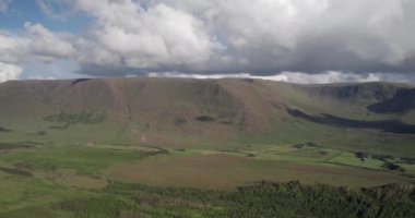 Manzaralı dağ vadisinin üzerinde güzel bir çevresi olan Mayo, İrlanda 'nın muhteşem 4K uçuş videosu.