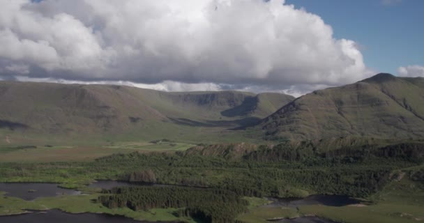美しい環境で風光明媚な山の谷の上を飛ぶの壮大な4K空撮ビデオ メイヨー アイルランド — ストック動画